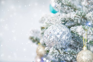 Süslü ve hediyeli Noel ağacı. Seçici odak.