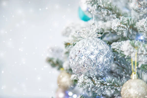 圣诞树上有装饰品和礼物 有选择的重点. — 图库照片