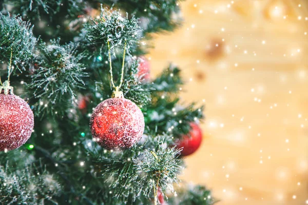 Árvore de Natal com decorações e presentes. Foco seletivo . — Fotografia de Stock