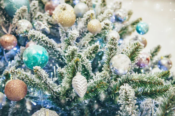 Albero di Natale con decorazioni e regali. Focus selettivo . — Foto Stock