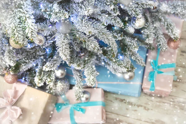 Albero di Natale con decorazioni e regali. Focus selettivo . — Foto Stock