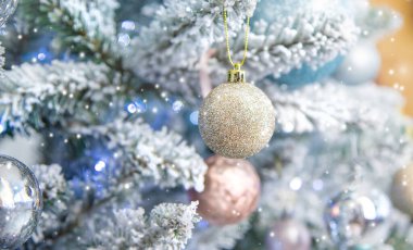 Süslü ve hediyeli Noel ağacı. Seçici odak.