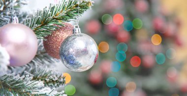 Süslü ve hediyeli Noel ağacı. Seçici odak.