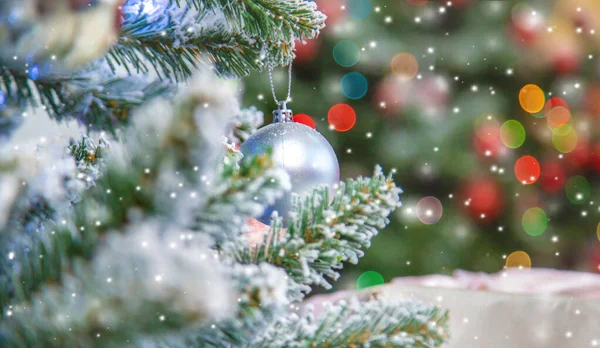 Árbol de Navidad con decoraciones y regalos. Enfoque selectivo . — Foto de Stock