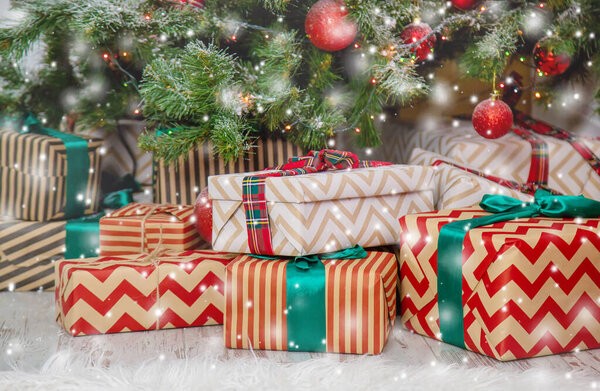 Рождественская елка с украшениями и подарками. Селективный фокус
.