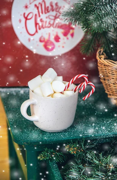 Christmas cocoa with marshmallows and candies. Selective focus. — Stock Photo, Image