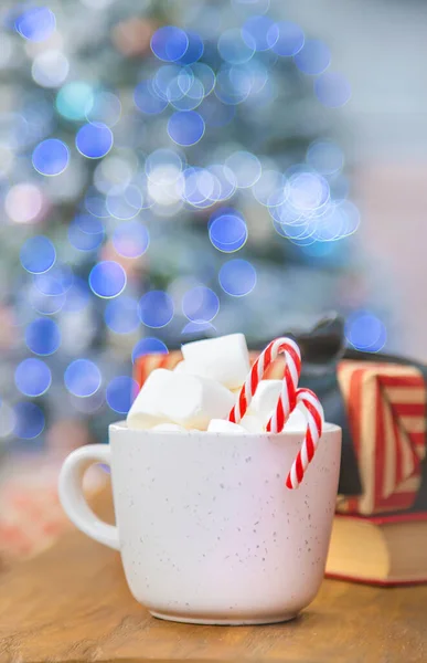 Рождественское какао с зефиром и конфетками. Селективный фокус . — стоковое фото