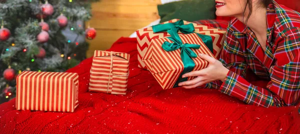 Mañana de Navidad, chica con regalos en sus manos. Enfoque selectivo . —  Fotos de Stock