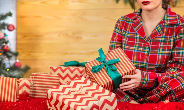Mañana de Navidad, chica con regalos en sus manos. Enfoque selectivo — Foto de Stock