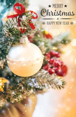 Noel ağacı arkaplan tebrik kartı ve güzel bir dekor. Seçici odak.