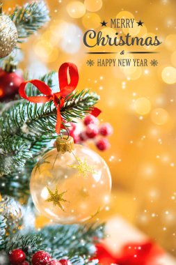 Noel ağacı arkaplan tebrik kartı ve güzel bir dekor. Seçici odak.