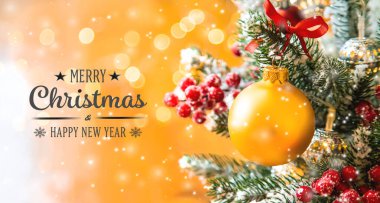 Noel ağacı arkaplan tebrik kartı ve güzel bir dekor. Seçici odak.