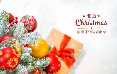 Noel ağacı arkaplan tebrik kartı ve güzel bir dekor. Seçici odak.