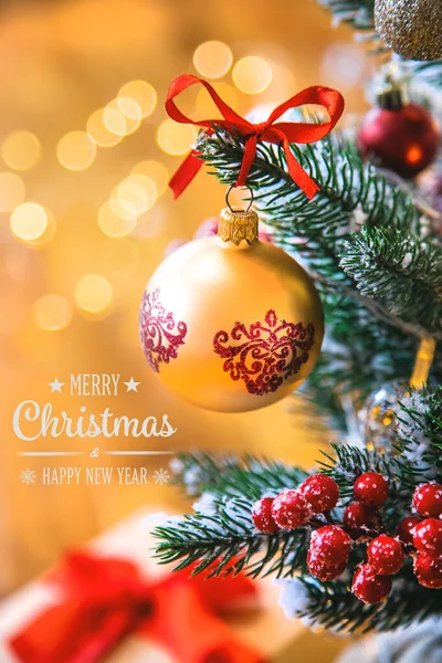 Karácsonyfa háttér üdvözlő kártya gyönyörű dekoráció. Szelektív fókusz. — Stock Fotó