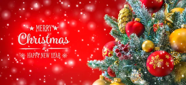 Tarjeta de felicitación de fondo del árbol de Navidad con hermosa decoración. Enfoque selectivo . — Foto de Stock