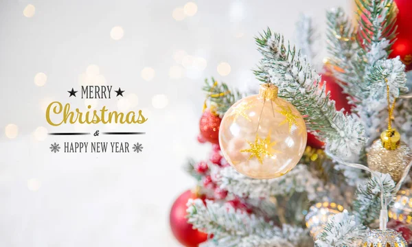Tarjeta de felicitación de fondo del árbol de Navidad con hermosa decoración. Enfoque selectivo . — Foto de Stock