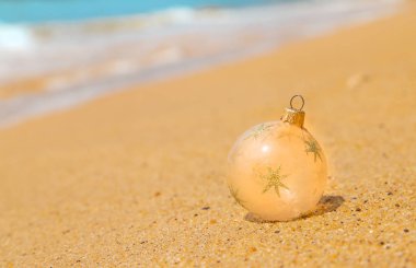 Kumsalda Noel süsleri. Seçici odak.