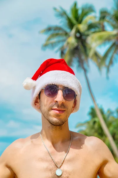 Um homem à imagem do Pai Natal na praia. Foco seletivo . — Fotografia de Stock