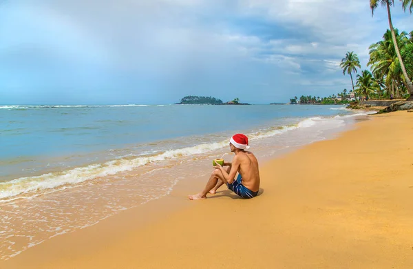 Um homem à imagem do Pai Natal na praia. Foco seletivo . — Fotografia de Stock