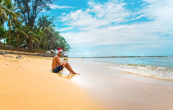 Ein Mann im Bild des Weihnachtsmannes am Strand. Selektiver Fokus. — Stockfoto