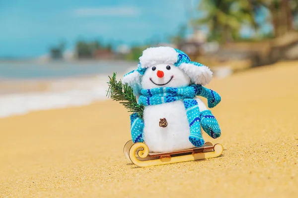 Boneco de neve na praia. Feliz Natal. Foco seletivo . — Fotografia de Stock