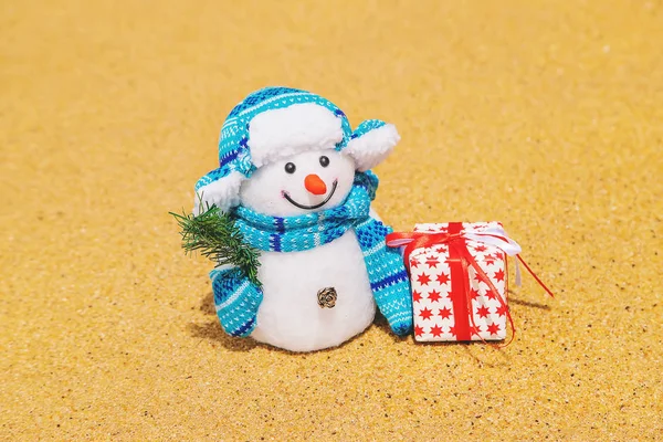 Снеговик на пляже. Счастливого Рождества. Селективный фокус . — стоковое фото