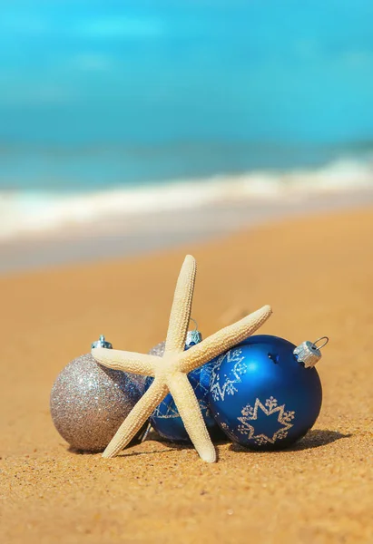 Decorazioni natalizie sulla spiaggia. Focus selettivo . — Foto Stock