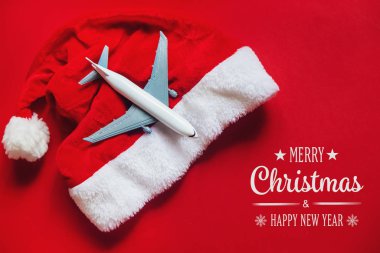 Kırmızılı Noel arkaplanı. Seyahat et. Seçici odak.