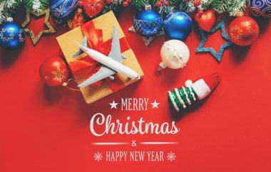 Kırmızılı Noel arkaplanı. Seyahat et. Seçici odak.