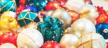 Dekorlu güzel bir Noel arkaplanı. Seçici odak.