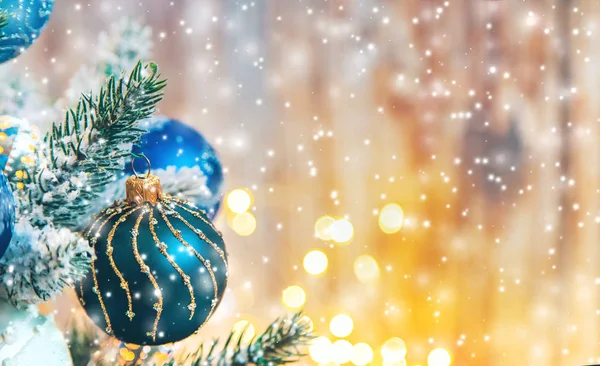 Dekorlu güzel bir Noel arkaplanı. Seçici odak.