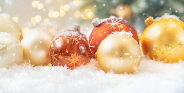 Dekorlu güzel bir Noel arkaplanı. Seçici odak.