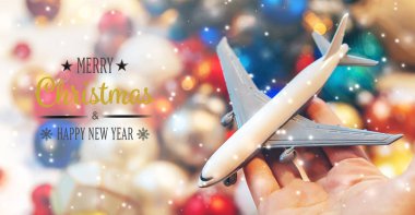 Uçakla çok güzel bir Noel geçmişi var. Yılbaşı ve yeni yıl için seyahat konsepti. Seçici odak.