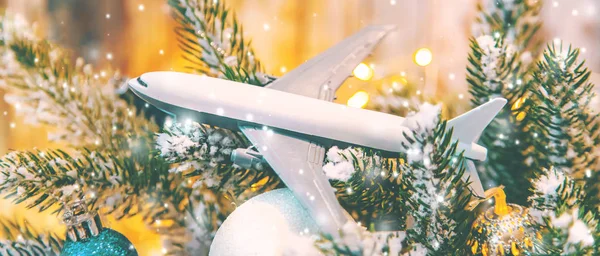 Krásné vánoční pozadí s letadlem. Cestovní koncept na Vánoce a Nový rok. Selektivní zaměření. — Stock fotografie