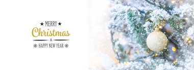 Ağaçta Noel süsleri var. Tatil günü. Seçici odak.