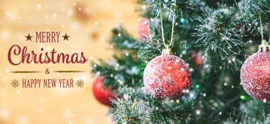 Süslü ve hediyeli Noel ağacı. Seçici odak.