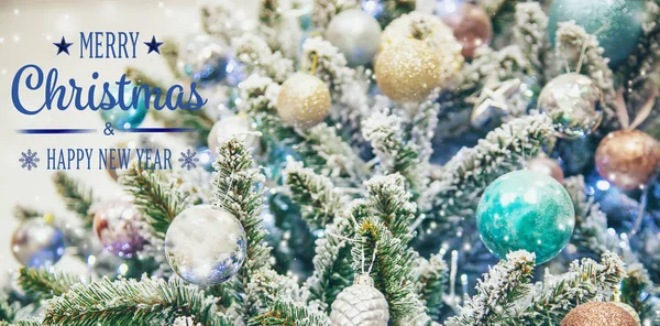 Vánoční stromek s dekoracemi a dárky. Selektivní zaměření. — Stock fotografie