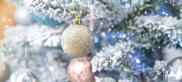 Χριστουγεννιάτικο δέντρο με στολίδια και δώρα. Επιλεκτική εστίαση. — Φωτογραφία Αρχείου