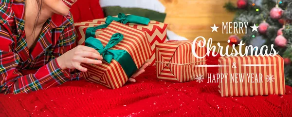 Kerstochtend, meisje met geschenken in haar handen. Selectieve focus. — Stockfoto