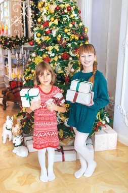 Çocuklar Noel ağacının yanında. Seçici odak.