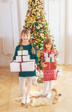 Çocuklar Noel ağacının yanında. Seçici odak.