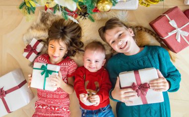 Çocuklar Noel ağacının yanında. Seçici odak.