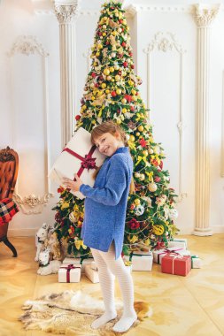 Çocuklar Noel ağacının yanında. Seçici odak.