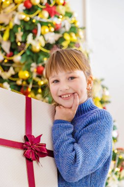 Çocuklar Noel ağacının yanında. Seçici odak.