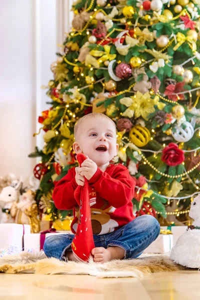 Niños cerca del árbol de Navidad. Enfoque selectivo . — Foto de Stock