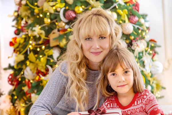 Familie kerstfoto in het huis. Selectieve focus. — Stockfoto