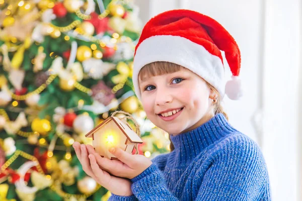 Χριστουγεννιάτικα στολίδια στα χέρια των παιδιών. Επιλεκτική εστίαση. — Φωτογραφία Αρχείου