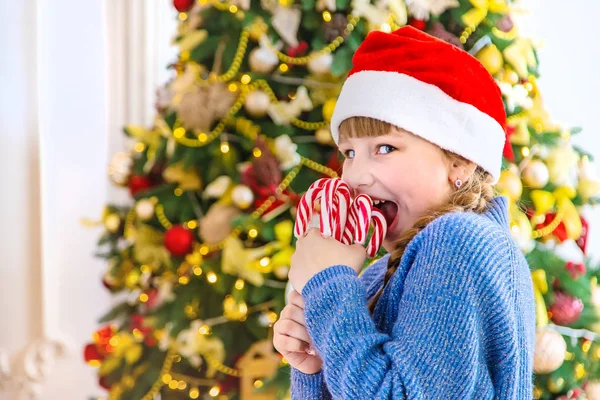 クリスマスキャンディーの杖を持つ子供たち。選択的焦点. — ストック写真