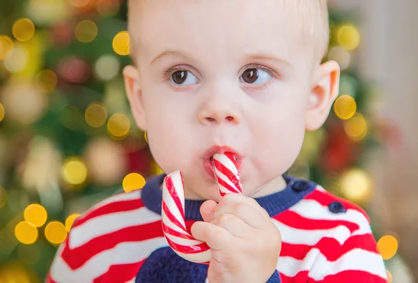 Niños con bastones de caramelo navideños. Enfoque selectivo . — Foto de Stock