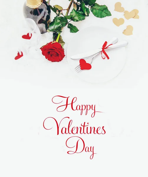 Día de San Valentín. Hermosa tarjeta de felicitación de fondo con una rosa. Enfoque selectivo . —  Fotos de Stock